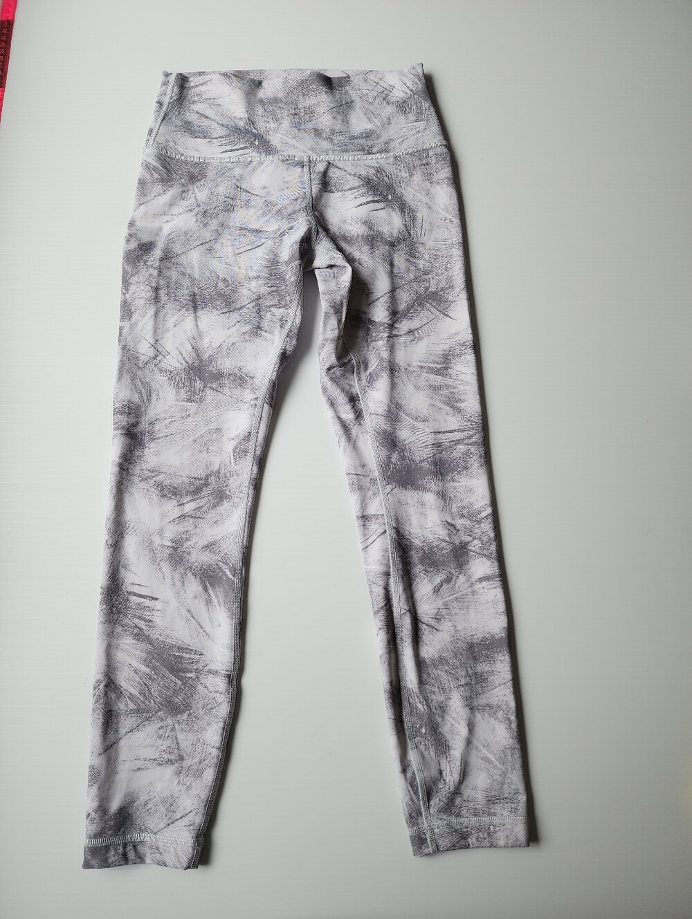 Lululemon Wunder Under Hi-Rise 7/8
Tight Breeze By White Light Cast size 6